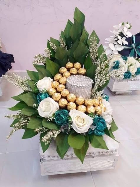 Hantaran Chocolate Ideas, Gubahan Sireh Junjung, Sirih Junjung Dan Cincin, Sireh Junjung Hantaran, Dulang Hantaran Ideas, Diy Engagement Decorations, Engagement Party Decorations Diy, Gubahan Hantaran, Hantaran Kahwin