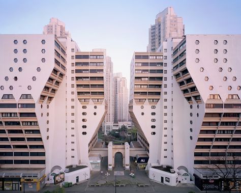 Gallery - A Utopian Dream Stood Still: Ricardo Bofill's Postmodern Parisian Housing Estate of Noisy-le-Grand - 2 Paris Suburbs, Ricardo Bofill, Philip Johnson, Tall Buildings, Tadao Ando, Social Housing, Brutalist Architecture, Building Structure, Brutalism