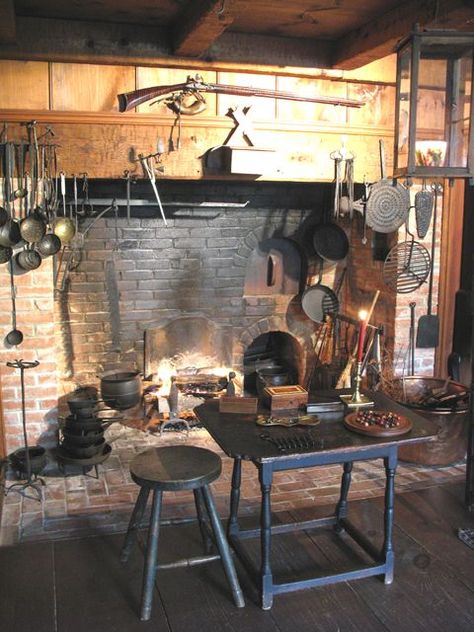 Hearth Cooking, Cooking Fireplace, Parrilla Interior, Primitive Fireplace, Cooking Hearth, Fireplace Cooking, Colonial Kitchen, Colonial Interior, Primitive Homes