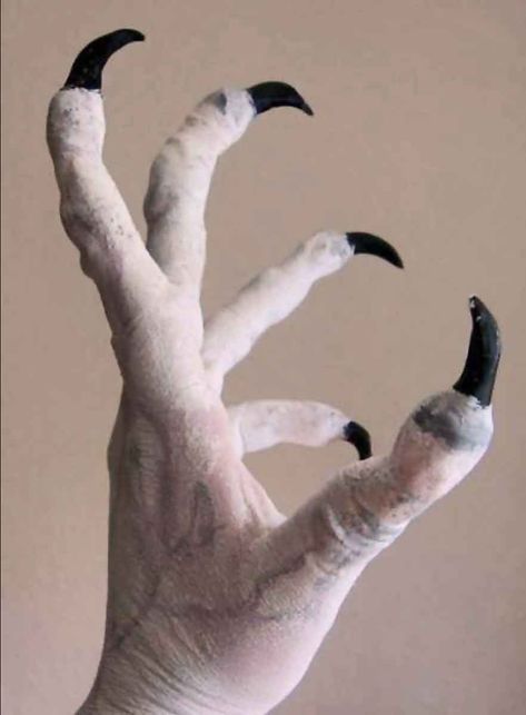 How to make elongated fingers with monster claws Monster Claws, Demon Costume, Bird Costume, Dragon Costume, Black Birds, Cosplay Tutorial, Special Effects Makeup, Finger Tips, Fx Makeup