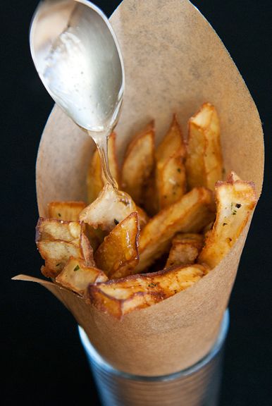 aubergines frites recette Honey Eggplant, Eggplant Fries, Arabic Recipes, Dinner Sides, Eggplant Recipes, Think Food, Edamame, Mediterranean Diet, Paleo Diet