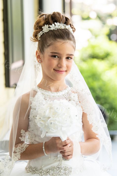 Hairstyles First Communion, Primera Communion Hairstyles, Communion Updo Hairstyles, First Communion Headpiece, First Communion Hairstyles With Veil, Communion Hairstyles With Veil, Girls Updo Hairstyles, Communion Hair, First Communion Hairstyles