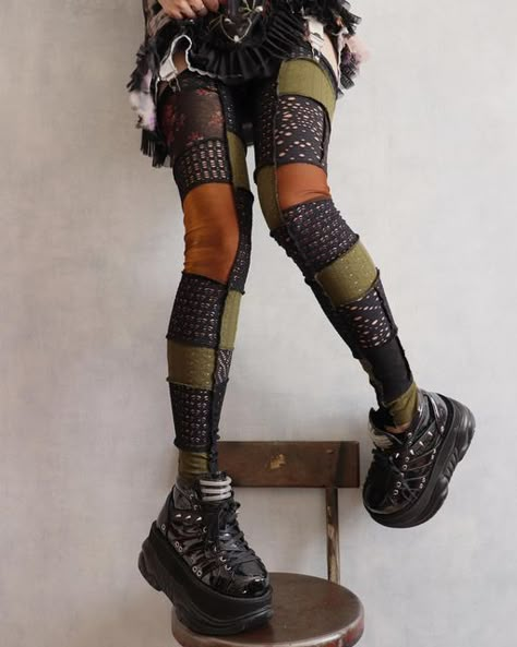 Swampcore Fashion, Eco Goth Fashion, Goth Earthy Outfits, Nature Punk Fashion, Faerie Goth Fashion, Fairy Punk Aesthetic, Forestpunk Outfits, Cottage Punk Fashion, Apocalypse Fashion Aesthetic