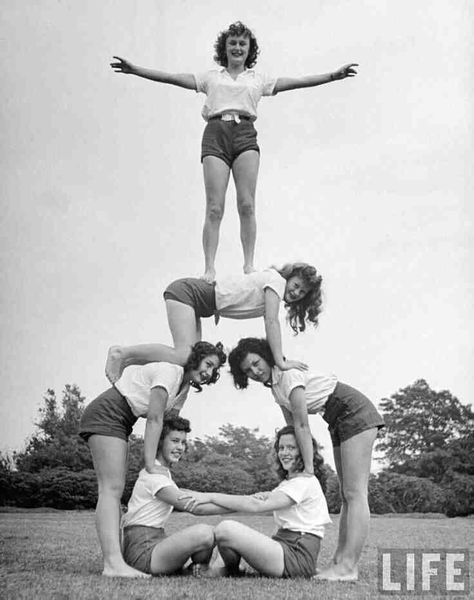 1940's cheerleading girls Acro Yoga Poses, Partner Yoga Poses, Cheerleading Stunt, Group Yoga, Cheer Poses, Gymnastics Poses, Cheer Stunts, Best Friend Photography, Partner Yoga