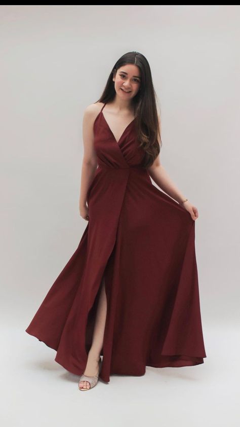 Western Frocks For Women Party, Sana Grover, Frocks For Teenager, Western Gowns Party Wear, Frocks For Women Party, Western Outfits Women Party, Party Wear Dresses Western, Maroon Cocktail Dress, Western Frocks