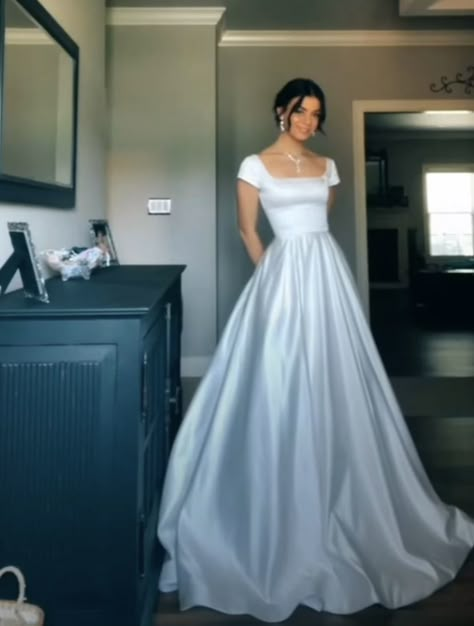 White Debutante Ball Gown, Debutante Dresses White, Debutante Dresses White Ball Gowns, Modern Ball Gown, Deb Ball, Deb Dress, Debut Gowns, Debutante Dresses, Pretty White Dresses