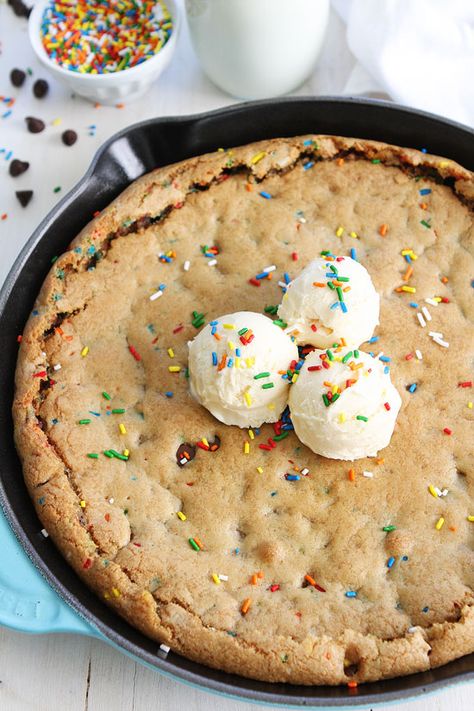 Skillet Cookie Recipe, Gooey Chocolate Chip Cookies, Skillet Chocolate Chip Cookie, Pan Cookies, Chocolate Chip Cookies Ingredients, Iron Recipes, Skillet Cookie, Skillet Recipes, Cookies Brownies