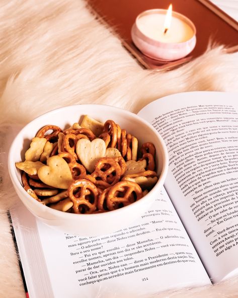 Foto de livro com uma tigela de salgadinho e uma vela acesa. Reading Snacks Aesthetic, Reading Snacks, Snacks Aesthetic, Bookstagram Aesthetic, Home Cozy, Cozy Home, Afternoon Snacks, Cozy Living, Book Aesthetic