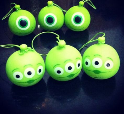 ||| Disney, Monsters Inc, Mike Wazowski, Pixar, Toy Story, aliens, hang, ornament, tree, winter, solstice, gift, decor Disney Christmas Tree Ideas, Diy Disney Christmas Decorations, Disney Diy Christmas Ornaments, Disney Christmas Diy, Disney Ornaments Diy, Disney Christmas Crafts, Alien Christmas, Geek Christmas, Disney Christmas Decorations