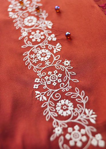 Border Embroidery Designs, Hand Work Embroidery, Pola Sulam, Embroidery Neck Designs, Embroidery Flowers Pattern, Handwork Embroidery Design, Embroidery Motifs, 자수 디자인, Hand Embroidery Art