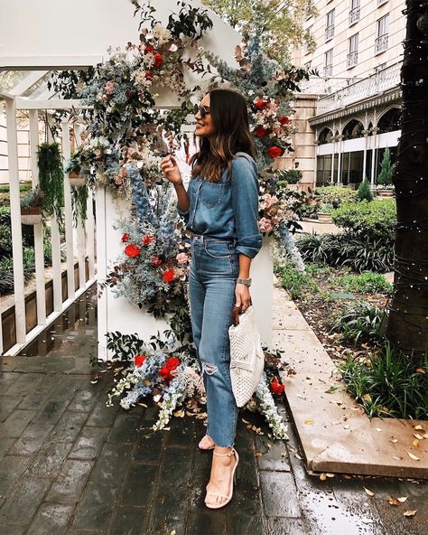 jcrew chambray shirt Kathleen Barnes, Denim On Denim Outfit, Carrie Bradshaw Lied, Denim On Denim, All Jeans, Spring Inspiration, Carrie Bradshaw, Chambray Shirt, Laser Hair