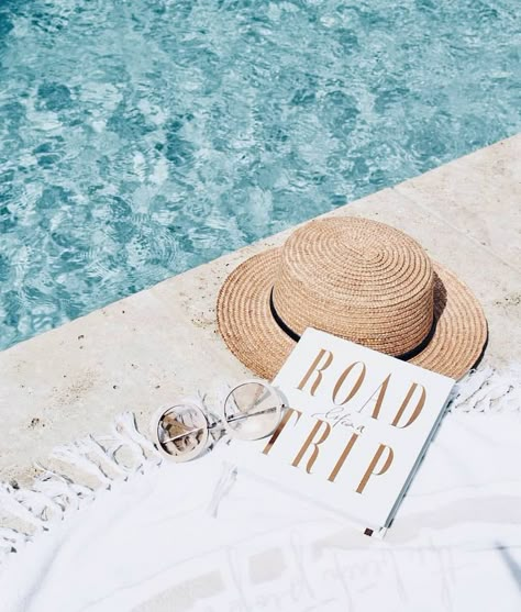 Summer essentials #poolside #pool #beach #towel #roundie #roundtowel #hat #book #sunnies #summer Summer Flatlay, The Beach People, Decor Studio, Foto Tips, Trening Pilates, Pool Beach, Shooting Photo, Summer Feeling, Beach Vibes