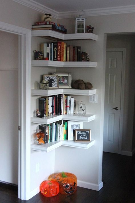 Find Tall Corner Bookshelf. Here you will see various kinds of tall corner bookshelves. Thanks to this collection, you will no longer have to keep on wondering which one will be right for you. Below are presented different bookshelves in different arrangements, colours and shapes. The photos also depict ent… Corner Bookshelf, Corner Bookshelves, Regal Design, Small Space Storage, Small Space Diy, Small Space Solutions, Estantes Flotantes, Shelf Design, Book Shelf