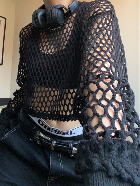 Fishnet Gloves Outfit Grunge, Grunge Outfits Crochet, Crochet Mesh Top Men, Crochet Black Yarn Projects, Punk Crochet Sweater, Black Crochet Mesh Top, Diy Crochet Shirt, Crochet Patterns Grunge, Rockstar Gf Crochet