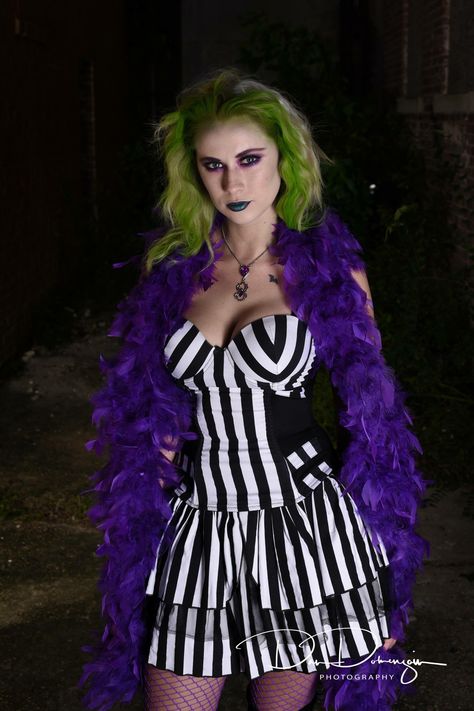 Beetlejuice Beetle Juice Aesthetic, Beetlejuice Cosplay, Beetlejuice Halloween Costume, Ideas Disfraz, Juice Aesthetic, Halloween Shoot, Shoot Makeup, Beetlejuice Costume, Boo Board