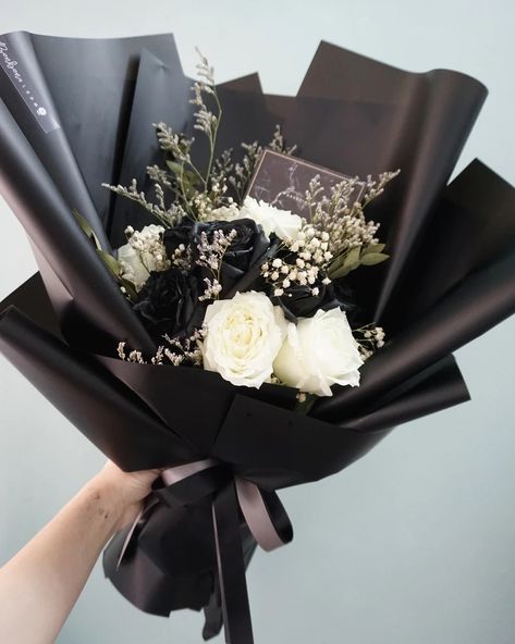 Black Rose Bouquet, Single Flower Bouquet, Man Bouquet, Black Bouquet, Flowers For Men, Graduation Flowers, Black Rose Flower, Luxury Flower Bouquets, Boquette Flowers