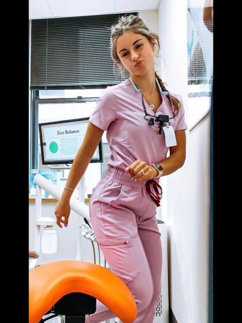 Chiropractic Assistant Outfit, Assistant Outfit, Chiropractic Assistant, Female Dentist, Nurse Inspiration, Actress Hairstyles, Medical Outfit, Cute Nurse, Female Doctor