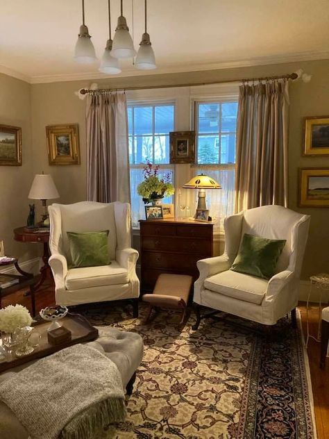 Small Italian Living Room, Country Traditional Living Room, Traditional Styled Living Room, Small Georgian Living Room, Classic Sitting Room Ideas, Classic Southern Home Decor Living Room, Modest Home Decor, Traditional Curtains Living Room, Akward Shaped Living Room