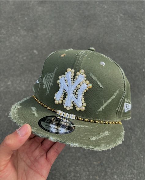 Custom Fitted Hats Ideas, New Era Hats Outfit, Bedazzled Hat, Custom New Era Hats, Y2k Hats, Hat Charms, Custom Fitted Hats, Hat Aesthetic, Classy Prom Dresses