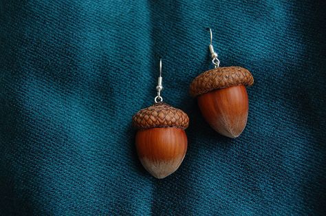 Nutty acorn earrings . Make a set of acorn earrings in under 20 minutes by jewelrymaking with earring hooks and acorn. Creation posted by miu . Difficulty: Simple. Cost: Absolutley free. Woodland Squirrel, Acorn Jewelry, Acorn Earrings, Woodland Earrings, Acorn Pendant, Tree Handmade, Acorn Necklace, Botanical Earrings, Quirky Earrings