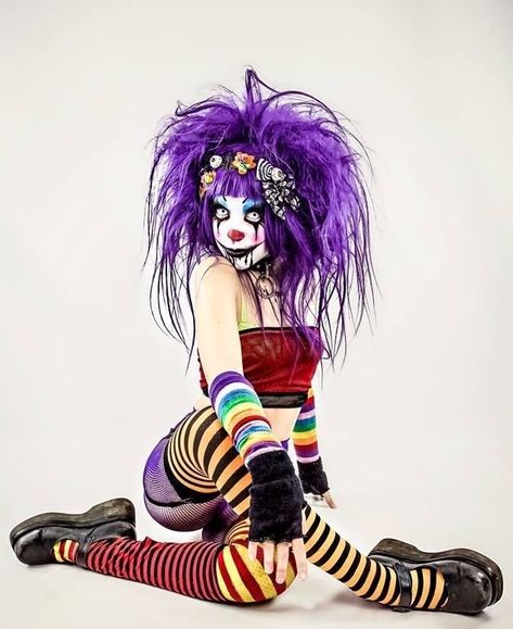 Creepy Hairstyles, Creepy Clown Outfit, Clown Girl Outfit, Crazy Clown Costume, Clown Nurse, Clown Girl Costume, Clown Hairstyles, Crazy Poses, Zombie Clown