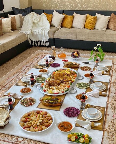 Ramadan Recipes Iftar, Amazing Food Platters, Food Set Up, Catering Food Displays, Eid Food, Iftar Party, Amazing Food Decoration, Party Food Buffet, Catering Ideas Food