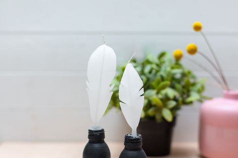 How to Make Feather Candles | eHow.com Renter Friendly Decorating, Feather Candle, Diy Lemonade, Candle Designs, Diy Terrarium Kit, Bird House Kits, Crafts Sewing Projects, Diy Rustic Decor, Paper Plants