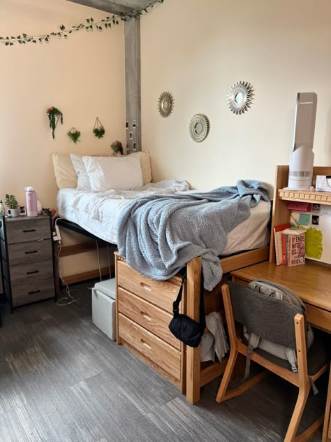 Double Occupancy Dorm Ideas, College Necessities Freshman Year, Ucsb Dorm, Yale Dorm, Cozy Dorm Room Ideas, Room Ideas Simple, Dorm Room Layouts, Cozy Dorm, College Dorm Room Inspiration