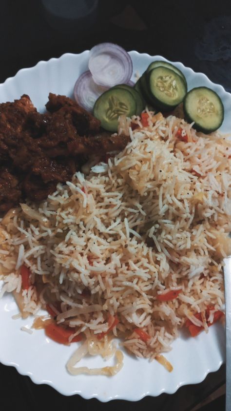 #food #rawalism #mahapurish #lunch #lunchtime #biryaani #Chinesebiryaani #chickenkadhai #foodislove #foodlover #whiteplate #snaps #snap #snapchat #snapstreak #snapstreaks #streaks #streak #foodporn #foodaesthetic #aesthetic #khaana #Pakistani Chinese Snap, Lunch Snap, Chicken Dishes For Dinner, Salad Lunch, Snap Snapchat, Snap Streak, Chicken Fried Rice, Dinner Dishes, Lunch Time