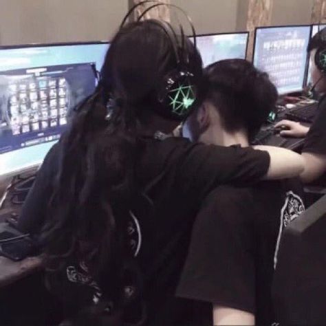 Couple Gaming Together, Gamer Girlfriend, Gamer Couple, Gamer Boyfriend, Gamer Boys, Grunge Couple, Gamer Boy, Boyfriend Games, Blonde Boys