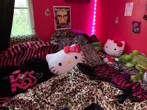 Snooki Aesthetic Room, Y2k Pink Room Decor, Mcbling 2000s Room, Mcbling Trashy Y2k Pfp, Trashy Y2k Bedroom Ideas, 2000s Aesthetic Bedroom, Trashy Y2k Aesthetic Room, Trashy Y2k Room Ideas, 2000 Room Decor