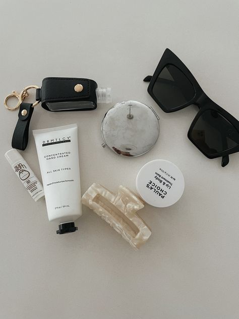 Travel Essentials Aesthetic, It Girl Essentials, Amazon Travel Essentials, Travel Beauty Essentials, Carry On Essentials, Girl Essentials, Travel Flats, Pretty Mess, Essentials Aesthetic