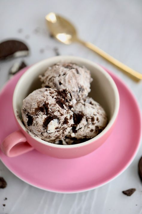 Cookies and Cream Frozen Yogurt - Just a few all natural ingredients and no ice cream machine needed! Cookies And Cream Frozen Yogurt, Homemade Frozen Yogurt Recipes, Froyo Recipe, Yogurt Homemade, Frozen Yogurt Recipe, Homemade Frozen Yogurt, Yoghurt Recipe, Frozen Yogurt Recipes, Bigger Bolder Baking