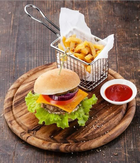 Resep Diet, Food Tech, Pub Food, Burger And Fries, Buffet Food, Food Platters, Serving Food, Food Presentation, Food Plating