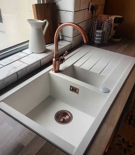 Copper Taps Kitchen, Copper Handles Kitchen, Work Kitchen, Flat Kitchen, Small Kitchen Renovations, Contemporary Kitchen Cabinets, Renovation Kitchen, Copper Kitchen Sink, Copper Taps