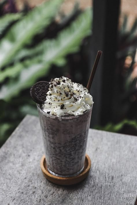 Oreo Frappuccino, Oreo Shake, Oreo Milkshake, Frappuccino Recipe, Aesthetic Drinks, Cool Drinks, Milkshake Recipes, Ice Coffee Recipe, Izu