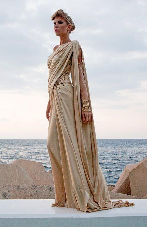 Roman Goddess Dress, Ancient Greek Dress Goddesses, Greek Fashion Ancient, Roman Women Dress, Ancient Greek Fashion, Roman Style Dresses, Greek Inspired Fashion, Ancient Roman Clothing, Roman Dress