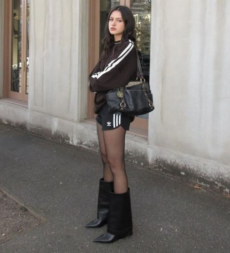 Cool Winter Outfits Aesthetic, Shorts Winter Outfit Tights, Winter Styling Ideas, Outfits With Shark Boots, Tights Under Shorts Outfits Aesthetic, Lazy Fashion Outfits, Brown Tights Outfit Winter, 150cm Girl Outfit, Leggings And Skirt Outfit