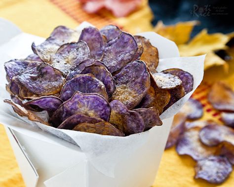 Homemade Baked Potato Chips flavored with salt, pepper, and thyme. Conventional potatoes may be used but Purple Majesty potatoes make these chips stunning!(Makes 6 ounces/170g of chips) Purple Potato Recipes, Halloween Veggie Tray, Keto Halloween, Garlic Potato Wedges, Potato Chip Flavors, Baked Potato Chips, Healthy Halloween Food, Potato Chip Recipes, Fruit Kebabs