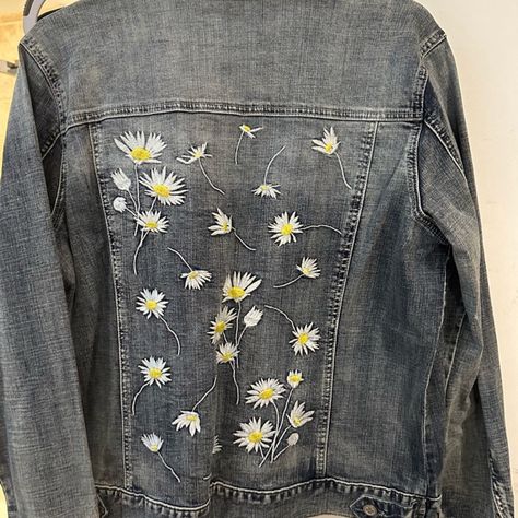 Laurie Felt Nwot Daisy Blooming Embroidered Jean Jacket. Fresh For You! Embroidery Jeans Diy, Embroidered Jean Jacket, Grey Trench Coat, Jeans Diy, Compression Pants, Embroidered Jeans, Gap Jeans, Light Denim, Utility Jacket