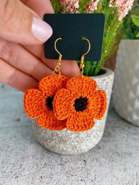 CrochetbyMariana - Etsy Papua New Guinea Crochet Earing Designs, Crochet Sunflower Earrings Pattern Free, Crochet Button Flowers, Crochet Earring Ideas, Cute Crochet Earrings, Orange Crochet Ideas, Knitting Earrings, Crochet Earring Patterns, Knitted Earrings