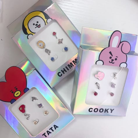 Earrings Studs Diamond, Jungkook Earrings, Bts Jewelry, Tata Chimmy, Jewelry Kpop, Bts Makeup, Bts Bracelet, Army Accessories, Crochet Water Bottle Holder