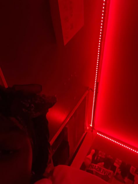 Pretty Selfies Instagram No Face, Led Light Mirror Pics, Red Led Snaps, Arch Pics Snap Bed, Arch Pics Snap, Pretty Selfies No Face, No Face Pfp, Bedroom Red Led Lights, Red Led Lights Selfie