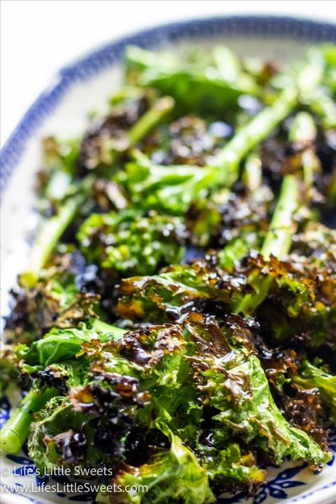 grilled kale on a blue and white serving platter overhead, vertical Cooking Kale, Curly Kale Recipes, Oven Roasted Kale, Roast Kale, Grilled Kale Salad, Curly Kale, Grilled Kale, Chicken Kale, How To Cook Kale