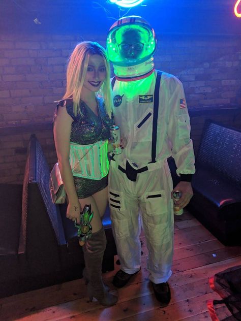 alien and astronaut couple costume #halloween #costume #couplecostume #costumecontest #astronaut #alien #astronautandalien Alien Costume Men Diy, Astronaut Costume Men, Space Outfit Men, Astronaut Couple Costume, Astronauts Costume, Alien Costume Men, Spacesuit Costume, Astronaut Couple, Astronaut Halloween Costume