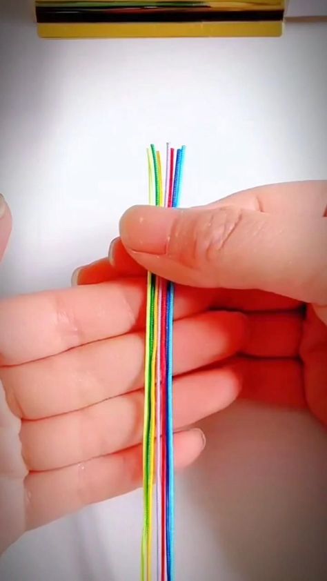 Unlock Your Creativity with Easy Bracelet Patterns Plastic Bracelets Diy, How To Make Thick Bracelets, Handmade Beaded Bracelets Diy, Bracelet How To, Friendship Bracelets Easy Step By Step, Easy Braided Bracelet Diy, Easy Bracelets For Beginners, How To Make Rubber Band Bracelets, Braiding Bracelets Diy