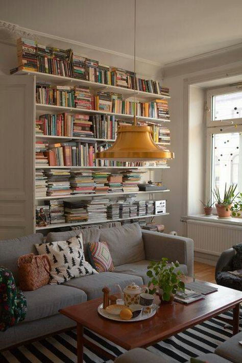 Book nook Small Apartment Organization, Small Apartment Living Room, 아파트 인테리어, Small Apartment Living, Trendy Home, Apartment Living Room, Small Space Living, Reading Nook, Living Room Inspiration