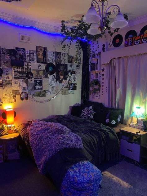 Room Inspo Vibe, Dark Anime Bedroom Ideas, Room Ideas Aesthetic Grunge Edgy, Small Bedroom Layout Ideas 3x3, Emo Aesthetic Bedroom, Dark Girly Bedroom, Grunge Y2k Bedroom, Bedroom Ideas Y2k Grunge, Room Ideas Rock