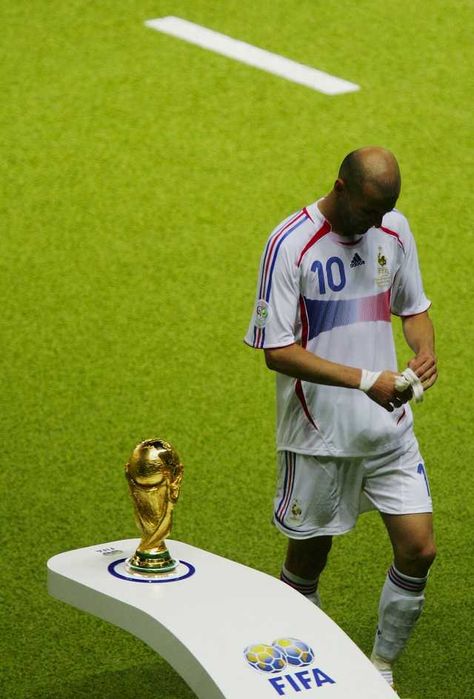 The end of Zinedine Zidane's career. The famous image of French hero Zidane walking past the world cup trophy after his sending off for head butting Italy's Marco Materazzi in the 2006 World Cup final. Iconic Football Moments, Iconic Pics, 2006 World Cup, World Cup Trophy, Soccer Photography, Legends Football, Football Players Images, Football Photography, Barcelona Soccer