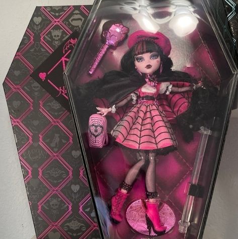 Haunt couture draculaura new in box Draculaura Aesthetic, Haunt Couture, Dolls Monster High, Monster High Dolls, Monster High, Couture, Dolls, Shop My Closet, Amazing Fashion